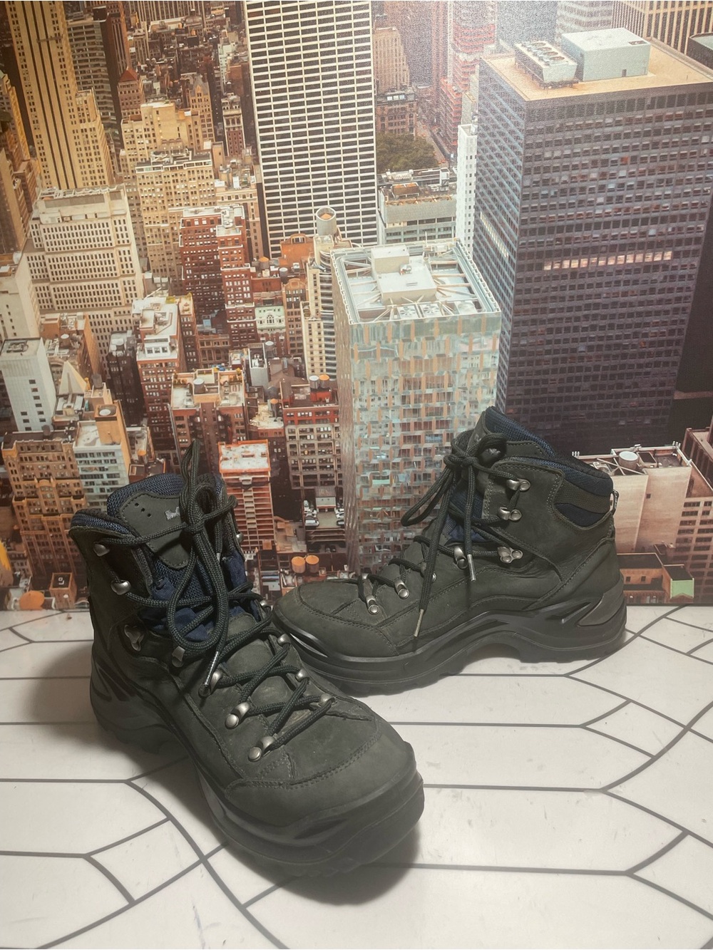 LOWA Renegade GTX Mid GoreTex
WATERPROOF Dark Gray Vibram
Soles 9.5 Hiking Boots